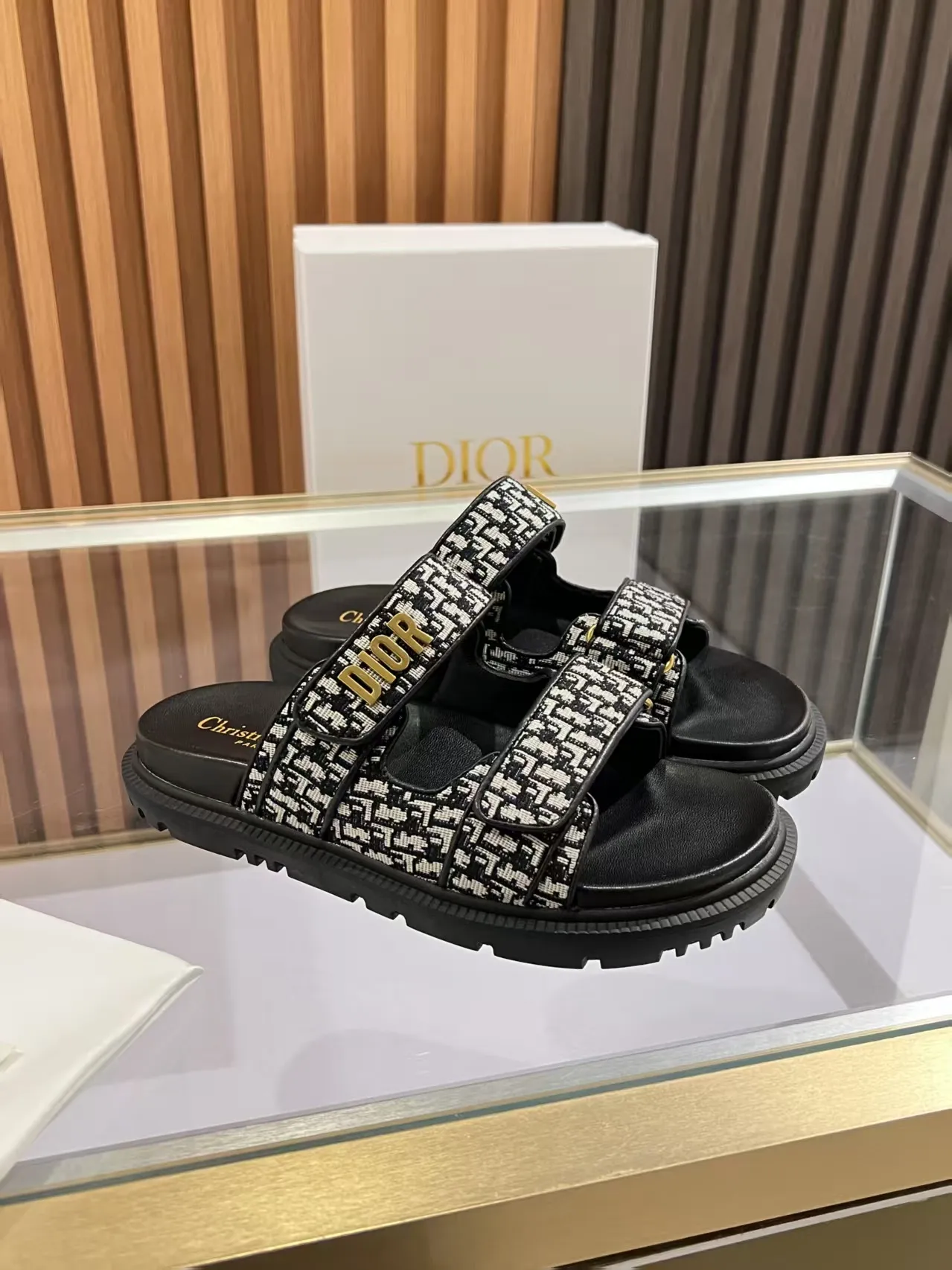 👟👟Ex-factory price 480👟👟 Dior classic popular sandals Step into the fashion territory of Dior slippers and encounter the ultimate fusion of elegance and comfort. The upper is engraved with the Christian Dior Paris logo using exquisite embroidery technology. The delicate stitching tells the brand's profound heritage and is fully recognizable.   Made of high-quality materials, it feels soft and fits your feet, as if it is a gentle care tailor-made for your feet. The sole is carefully designed and engraved with Christian Dior's lucky star symbol. It is not only a beautiful embellishment, but also provides reliable grip, making every step steady and secure.   It has a simple design and is easy to put on and take off. Whether it is a lazy weekend or a pleasant vacation, it can be easily adapted. Whether paired with casual shorts, casual jeans, or an elegant dress, Dior slippers can instantly enhance the overall style and show a casual fashion attitude.   Dior slippers, in the name of fashion, inject luxurious charm into your life and accompany you with every step you take with confidence and elegance. Material: Fine genuine cowhide upper, outsole, TPR, non-slip and wear-resistant, code number: 35-41 (42 customized)